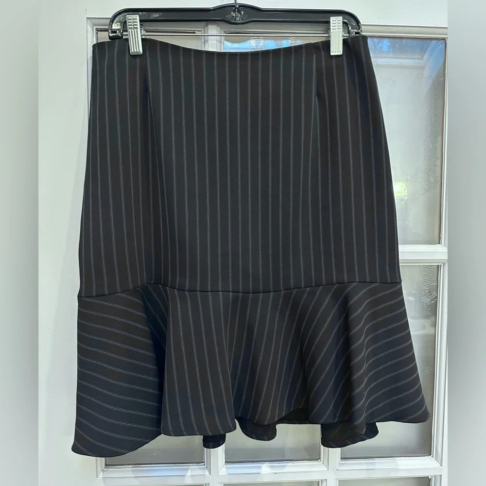 Yansi Fugel Classic Elegant Black Pinstripe Trumpet Ruffle Hem Skirt Size 10